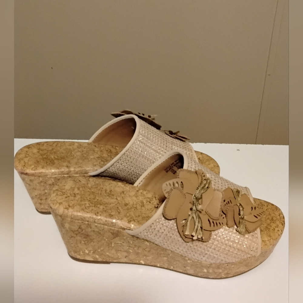 Jaclyn Smith Wedge Sandals - Picture 2 of 5